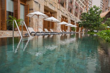 Merdivenli yüzme havuzu.