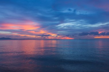 Derin pnk günbatımı ile mavi