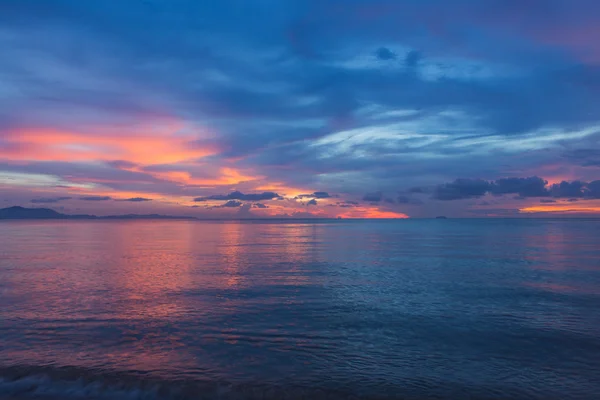 Bleu profond avec coucher de soleil pnk — Photo