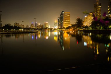 Benchakitti Park Bangkok gölde.