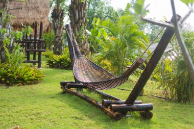 Parktaki bambu hamağı.