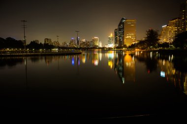 Benchakitti Park Bangkok gölde.