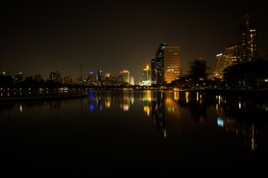 Benchakitti Park Bangkok gölde.