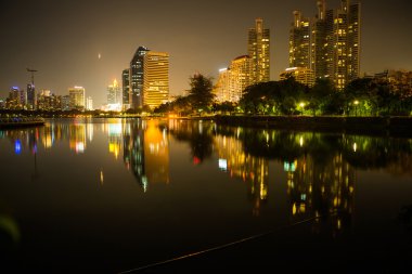 Benchakitti Park Bangkok gölde.