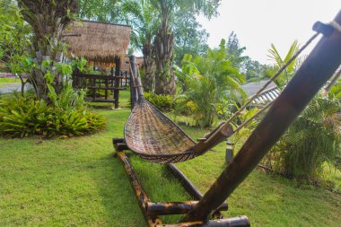 Parktaki bambu hamağı.