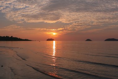 Tropikal denizde gün batımı