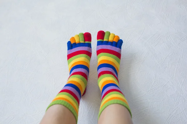 Крупный план фото женские ноги в разноцветных носках — стоковое фото