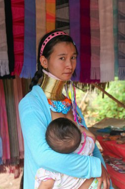 Uzun boyunlu kadınlar Karen Köyü