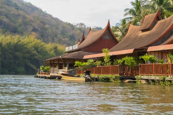 Forest Resort na řeku Kwai v Kanchanaburi, Thajsko. — Stock fotografie