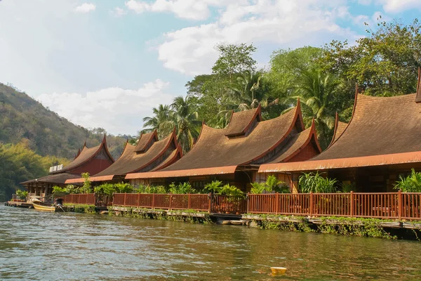 Forest Resort sul fiume Kwai a Kanchanaburi, Thailandia. — Foto Stock