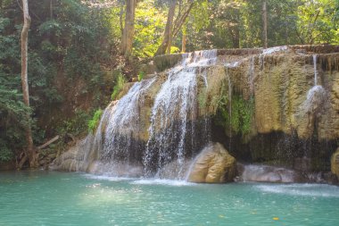 Mavi şelale Erawan.