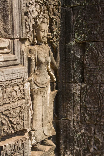 Apsara tallado en piedra bailarina en el templo de Angkor Wat — Foto de Stock