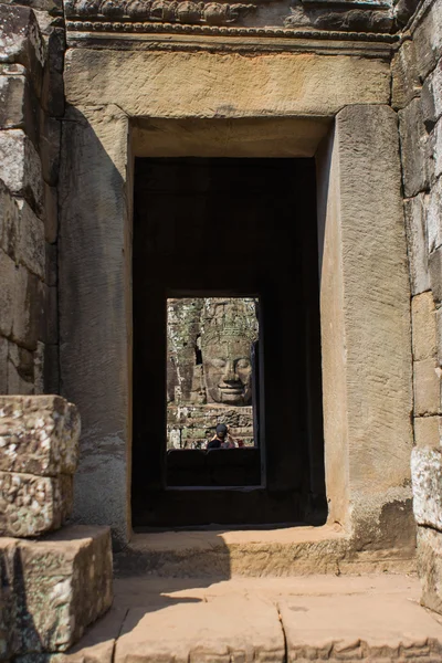 Kamenná hlava na věže chrámu bayon v angkor thom, Kambodža — Stock fotografie