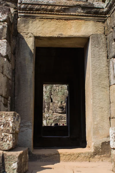 Cabeça de pedra nas torres do templo de Bayon em Angkor Thom, Camboja — Fotografia de Stock