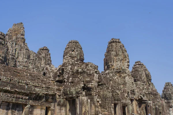 Cabeza de piedra en torres del templo de Bayon en Angkor Thom, Camboya — Foto de Stock
