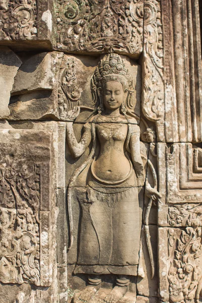 Apsara tallado en piedra bailarina en el templo de Angkor Wat — Foto de Stock