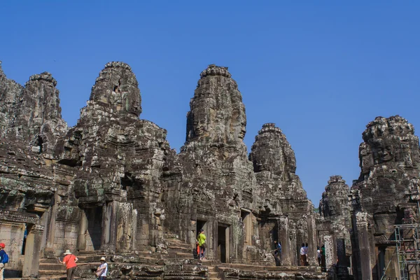 Steen hoofd op de torens van de tempel bayon in angkor thom, cambodia — Stockfoto