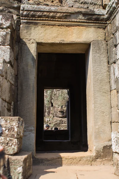 Cabeza de piedra en torres del templo de Bayon en Angkor Thom, Camboya — Foto de Stock