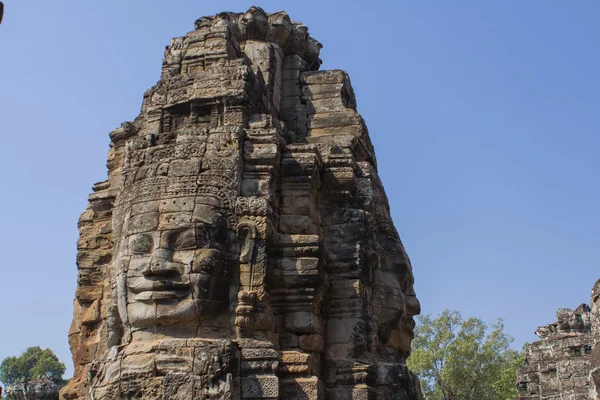 Каменная голова на башнях храма Байон в Ангкор-Томе, Камбоджа — стоковое фото