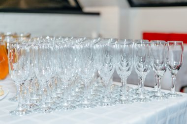 Birçok boş şampanya bardağı