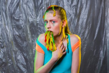 Genç kadın sakızlı jöle şekerler solucanlar