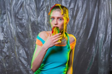 Genç kadın sakızlı jöle şekerler solucanlar