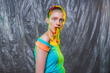 Genç kadın sakızlı jöle şekerler solucanlar