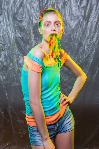 Mujer joven con caramelos de gusanos de gelatina gomosa — Foto de Stock