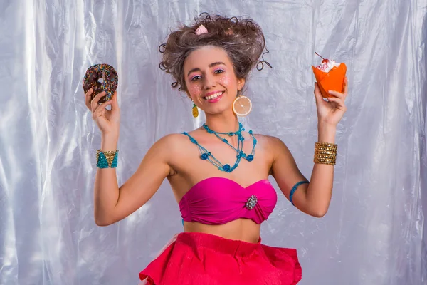Menina bonita com donut colorido e muffin — Fotografia de Stock