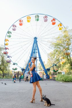 yorkshire terrier ile genç güzel kadın