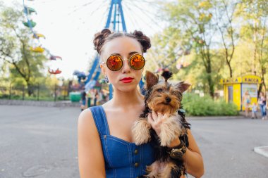 yorkshire terrier ile genç güzel kadın