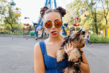 yorkshire terrier ile genç güzel kadın