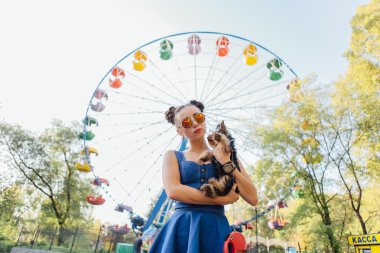 yorkshire terrier ile genç güzel kadın