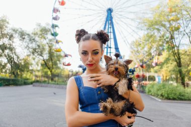 yorkshire terrier ile genç güzel kadın