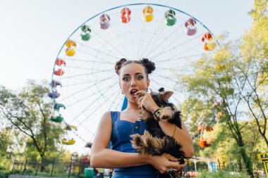 yorkshire terrier ile genç güzel kadın