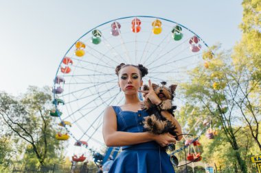 yorkshire terrier ile genç güzel kadın