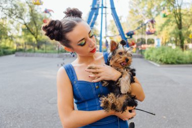 yorkshire terrier ile genç güzel kadın