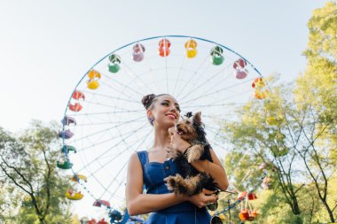 yorkshire terrier ile genç güzel kadın