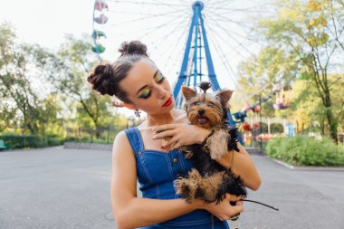 yorkshire terrier ile genç güzel kadın