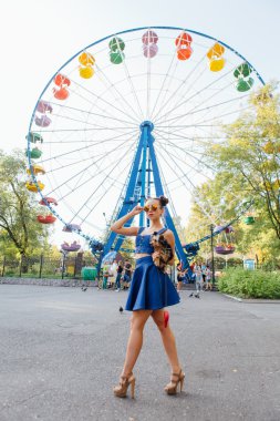 yorkshire terrier ile genç güzel kadın