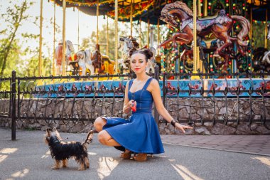 yorkshire terrier ile genç güzel kadın