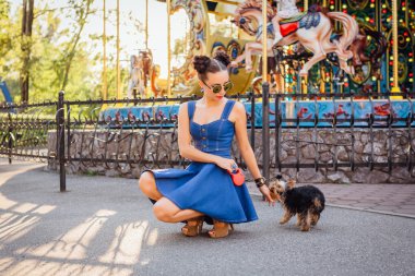 yorkshire terrier ile genç güzel kadın