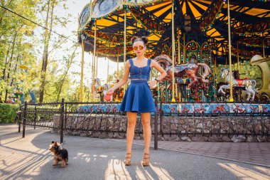 yorkshire terrier ile genç güzel kadın