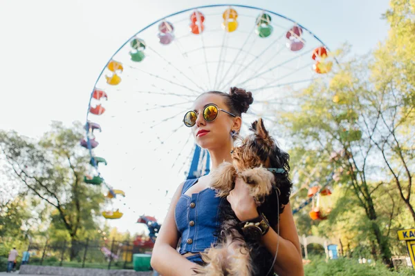 Młoda piękna kobieta z yorkshire terrier — Zdjęcie stockowe