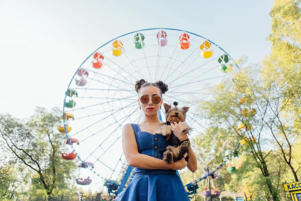 Giovane bella donna con Yorkshire Terrier — Foto Stock