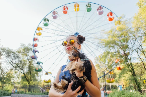 Giovane bella donna con Yorkshire Terrier — Foto Stock