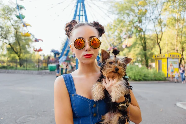 yorkshire terrier ile genç güzel kadın