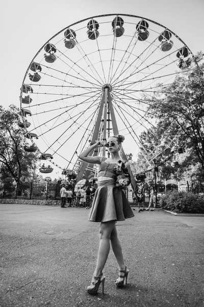 yorkshire terrier ile genç güzel kadın