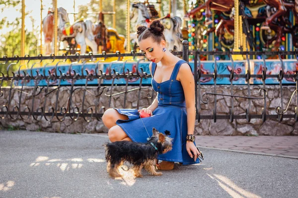 yorkshire terrier ile genç güzel kadın