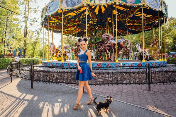 yorkshire terrier ile genç güzel kadın